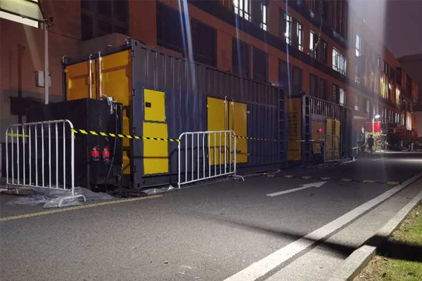 围场柴油发电机组的输出电压是如何调节的？