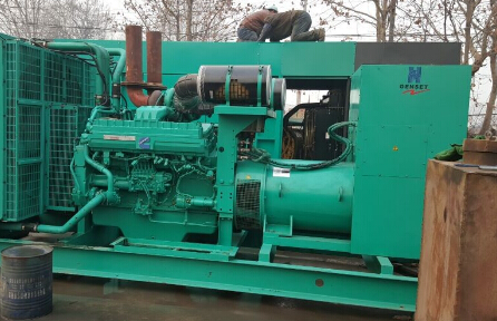 围场发电机组如何判断水冷式机油散热器内部是否需要清洗？