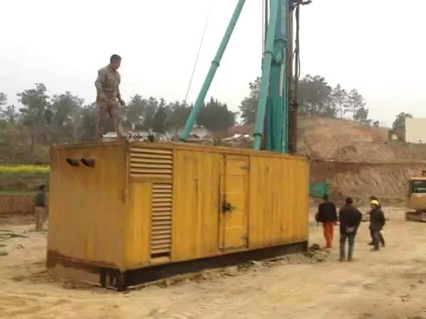 围场如何判断水冷式机油散热器密封件是否需要更换？